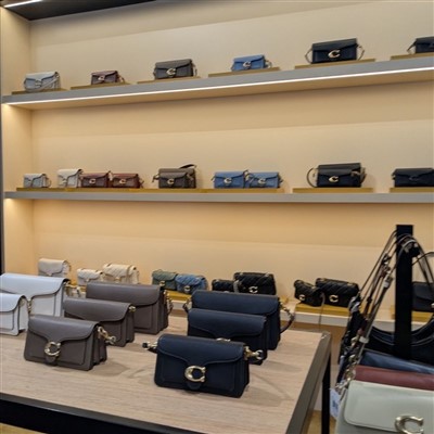 Naisten käsilaukut myyvät kalusteita