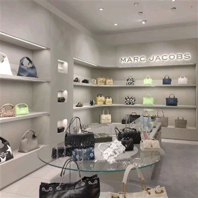 Esittely laukkujen näytölle