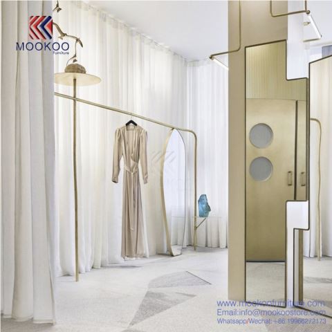 Vaatteet seisovat vaatteiden ripustamisessa