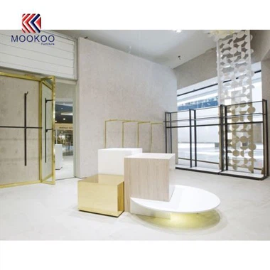 Ripustetut vaatetelinekauppojen varusteet