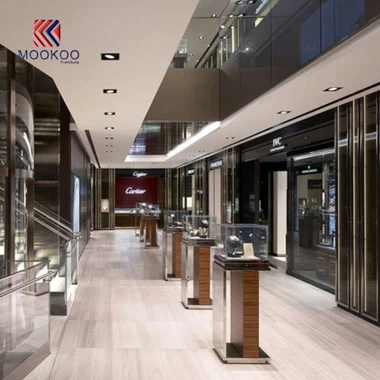 Korkealaatuisia kultaisia koruja esitteleviä huonekaluja