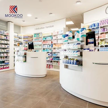 Euroopan tyylikkään farmasian lippulaivamyymälän näyttöhyllyt